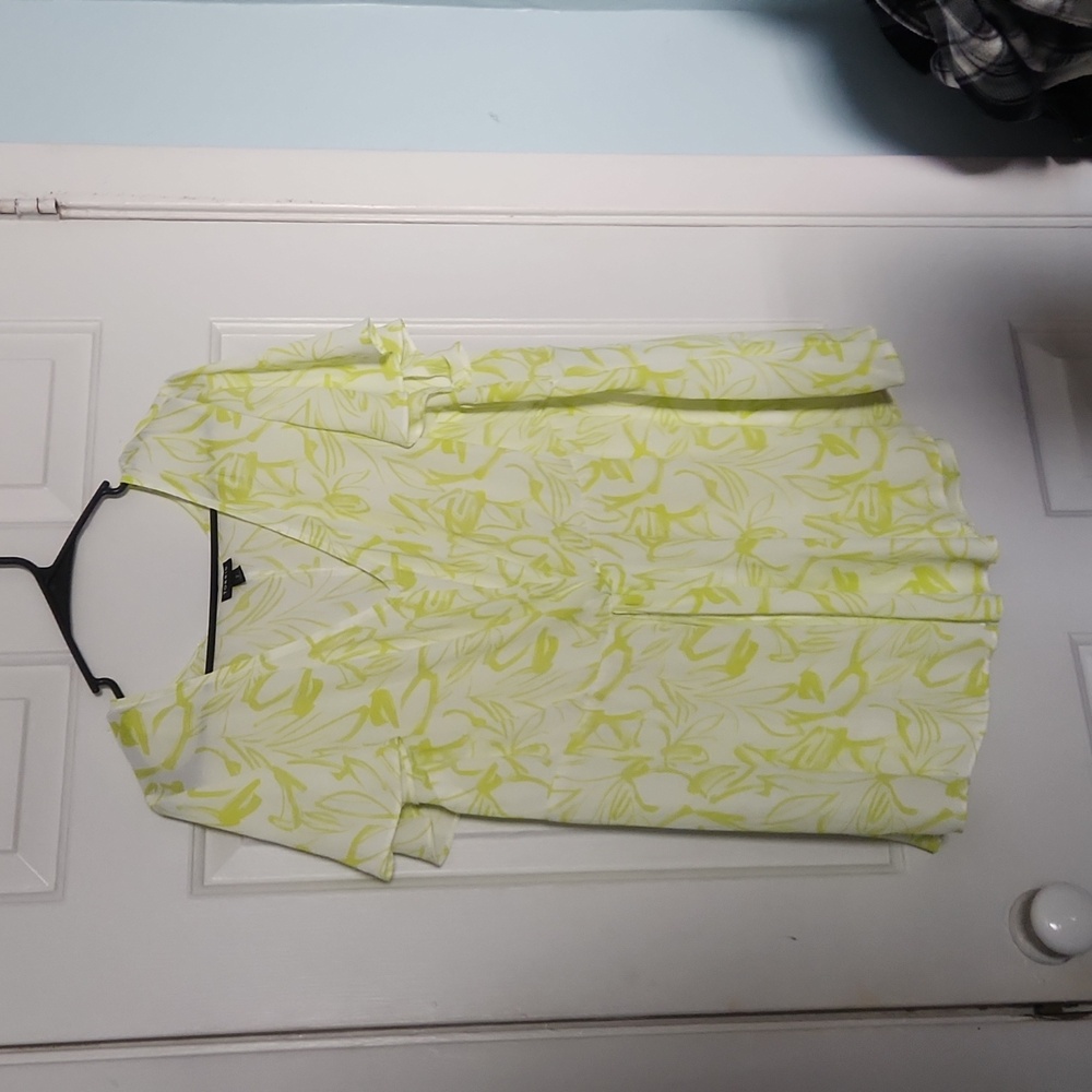 Torrid Georgette Twist Surplice Flutter Sleeve Blouse Green Floral Size 2